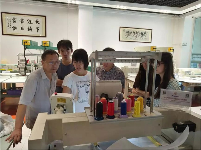 繡花機操作